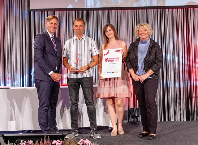 wetter-muehlviertel.at gewann das Online-Voting "Regional &amp; Digital": ÖBB-Railtours-Geschäftsführerin Eva Buzzi (re.) überreichte den Regionalitätspreis mit MeinBezirk OÖ-Chefredakteur Thomas Winkler (li.) an Christian Nimmervoll, der mit seiner Tochter zur Gala kam.   | Foto: MeinBezirk OÖ/Pils