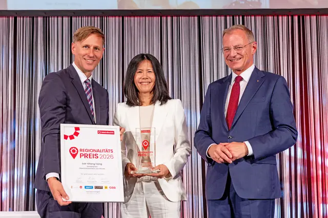 Dynatrace-Mitgegründerin Sok-Kheng Taing ist "Oberösterreicherin von Herzen". Der Preis wurde ihr von Landeshauptmann Thomas Stelzer (re.) und MeinBezirk OÖ-Chefredakteur Thomas Winkler übergeben.  | Foto: MeinBezirk OÖ/Pils