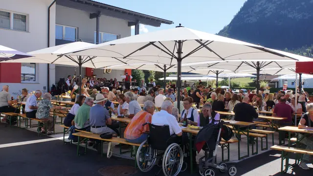 Ganz Ehenbichl war in Feierlaune: Neben der Eröffnung des neuen Dorfplatzes wurde auch das Patrozinium (Hl. Magnus) und das 70-jährige Bestehen der Bundesmusikkapelle Ehenbichl gefeiert.  | Foto: Gemeinde Ehenbichl/Rastl