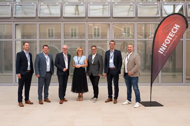 Die Geschäftsführung von Infotech Martin Mallinger, MSc (l.), Stefan Kitzmantl (2.v.l.) und Bernhard Schuster (2.v.r.) mit Standortleiter Rainer Stadler (r.) und Vertreter der WKO Grieskirchen: Bezirksstellenobmann Günther Baschinger (3.v.l.), BST-Ausschussmitglied Sabine Mayr (Mitte) und Bezirksstellenleiter Hans Moser (3.v.r.).  | Foto: Infotech