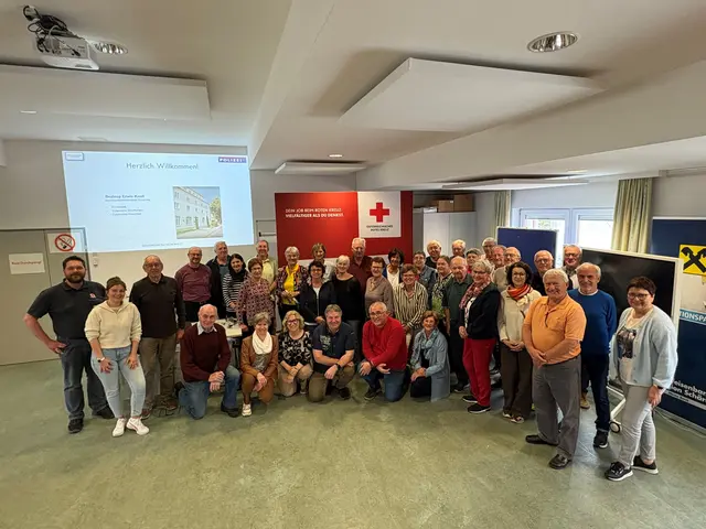 Bei einer Besprechung der Sozialdienstgruppenleiter des Roten Kreuzes in der Bezirksstelle Schärding kam Schärdings Bezirksinspektor Erwin Knoll zu Besuch. Unter dem Motto "Coffee with Cops" informierte er über aktuelle Sicherheitsthemen und gab praxisnahe Alltagstipps. | Foto: Rotes Kreuz Schärding
