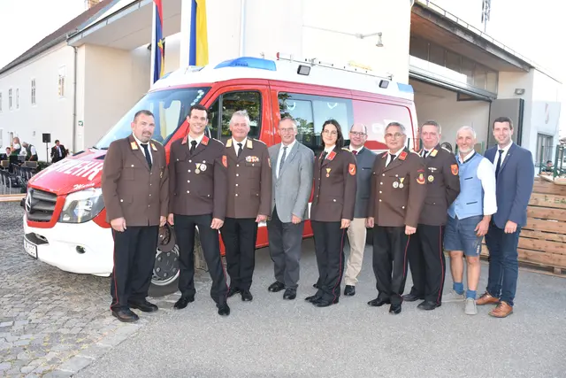 125 Jahre im Einsatz: Die Freiwillige Feuerwehr Großnondorf feierte ihr großes Jubiläum mit einem Festwochenende. Abschnittsfeuerwehrkommandant Christian Holzer, Kommandant Großnondorf Roland Schmid, Landesfeuerwehrkommandant Dietmar Fahrafellner, Landtagsabgeordneter Richard Hogl, Kommandant Stellvertreter Christa Weber, Bürgermeister Roland Weber, Alt-Kommandant Platt, Abschnittsfeuerwehrkommandant Stv. Markus Zahlbrecht, Vizebürgermeister Reinhard Fleischmann, Sitzendorfs Bürgermeister Florian Hinteregger | Foto: Alexandra Goll