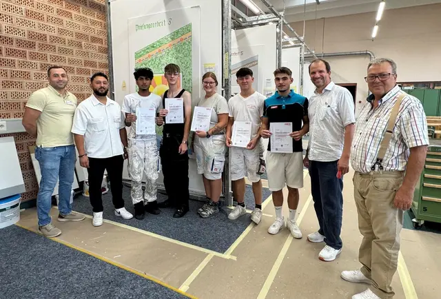 Erfolgreicher Lehrabschluss: Hakki Karabulut, Halil Erkilic (Prüfungskommission), Mohammad Belal Fazli, Marcel Imrek, Yvonne Heißig, Andreas Zapfel, Mark Farkas, Landeslehrlingswart Meister Markus Szerencsits und Clemens Becker (beide Prüfungskommission) | Foto: WKB