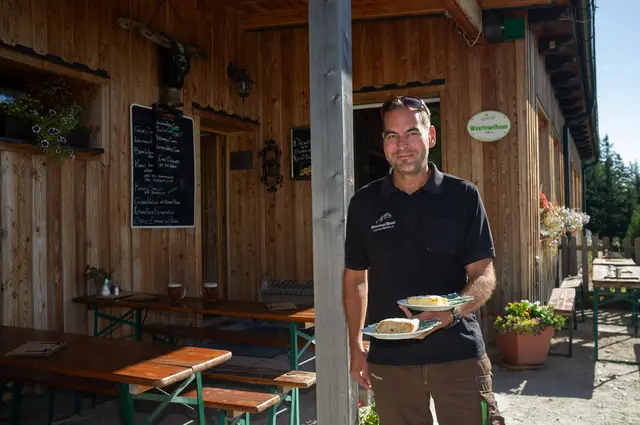 Martin Tod mit dem hausgemachten Apfel- und Topfen-Strudel aus der Waxriegelhaus-Küche. | Foto: Santrucek