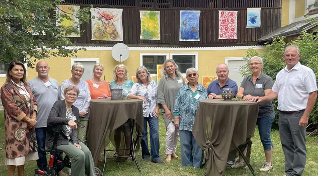 Die Mitglieder präsentierten den Besuchern ihre Kunstwerke und Arbeiten.  | Foto: Dietmar Ematinger
