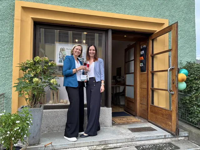 Marion Zdesar und Martina Klein sind für alle da, die sonst für andere da sind. "Du im Zentrum" ist in der Bertha-von-Suttner-Straße 19 in Villach.  | Foto: meinbezirk.at/Birgit Gehrke