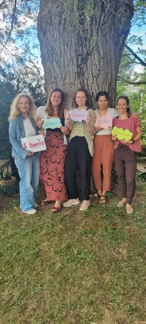 Das Südwind Team, mit Ingrid Schwarz, Ulrike Dziurzynski, Anna Gatschnegg, Monika Schneider-Mendoza und Jana Teynor, freut sich, neue Workshops gegen Gewalt und Extremismus
für Schüler:innen von der Volksschule bis zur Matura anbieten zu können. | Foto: Südwind NÖ