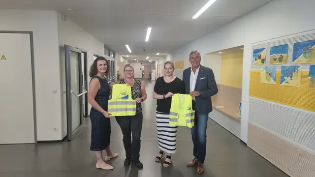 Vizebürgermeisterin Julia Neidhart-Hermann, ASO-Direktorin Martina Staudenbauer, Volksschul-Direktorin (interim.) Viktoria Dienstl und Bürgermeister Ludwig Deltl (vlnr) begrüßen die Schutzengel-Aktion.  | Foto: Gemeinde