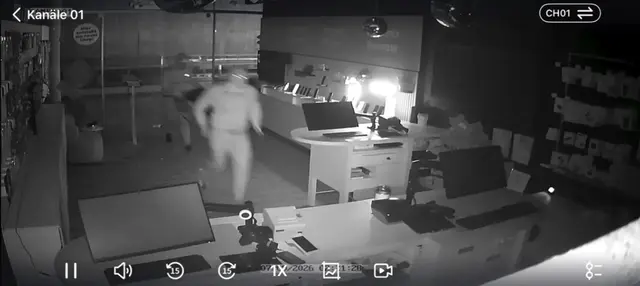 Die Bilder der Überwachungskamera zeigen den brutalen Einbruch. | Foto: Mobile-Company
