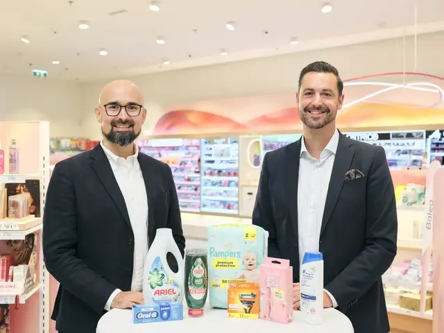 Christian Freischlager (re.), Mitglied der Geschäftsleitung bei dm Österreich, und Dmitri Epelbaum, Sales Director P&amp;G. | Foto: dm