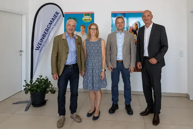 Landesrat Christian Dörfel (r.) mit den Weinbergmaier-Geschäftsführern Gerald Spitzer (l.) und Christian Kübek sowie HR-Leiterin Sabrina Kronberger. | Foto: Land OÖ/Krenn