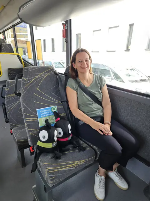 LAbg. BGM Kerstin Suchan-Mayr fährt Bus mit Edgar und Edda, den beiden Maskottchen der Europäischen Mobilitätswoche.
 | Foto: Stadtgemeinde