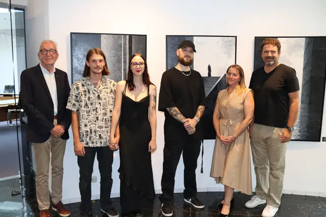 Bgm. Herbert Mayer, Leon Reich und Lorena Wilfer, mit den Künstlern Marco Bane und Bianca Wilfer und Kulturstadtrat Peter Vöhl, (v.l.).  | Foto: Elisabeth Zangerl