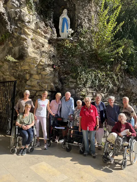 Gemeinsam mit engagierten ehrenamtlichen Helferinnen und Helfern besuchten einige Bewohnerinnen und Bewohner des PBZ Klosterneuburg die idyllische Lourdesgrotte in Maria Gugging: v.l.n.r. stehend: Ehrenamtliche Christa Valetti, Mitarbeiterinnen Andrea Schmuckenschlager und Regina Trofeit, Johann Szemler, Josefa Tomes, Ehrenamtliche Lore Brunnbauer, Elfriede Pfeifer, Ehrenamtliche Christiane Rauckenberger und Monika Pöll
v.ln.r. sitzend: Manuela Anderkoll, Magdalena Wanecek | Foto: PBZ Klosterneuburg