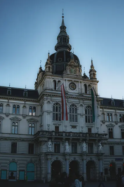 Die Opposition im Grazer Rathaus will einen Sondergemeinderat rund um die Finanzmisere der Stadt erzwingen. | Foto: unsplash / Bryan Dijkhuizen
