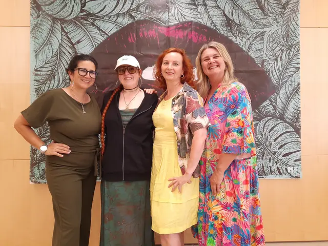 Kulturreferentin der Gemeinde Ohlsdorf, Caroline Errath, Künstlerin mama frida, Kulturausschussobfrau Bettina Kronegger und Bürgermeisterin Inés Mirlacher. | Foto: Gemeinde Ohlsdorf