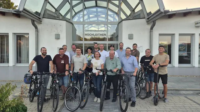 Mit gutem Beispiel voran: Die Mitglieder des Hochleithner Gemeinderats kamen im Rahmen der Aktion „GEHmeindeRADsitzung“ mit dem Fahrrad, zu Fuß oder mit dem Roller zur Gemeinderatssitzung und setzten damit ein gemeinsames Zeichen für aktive und klimafreundliche Mobilität. | Foto: Gemeinde Hochleithen