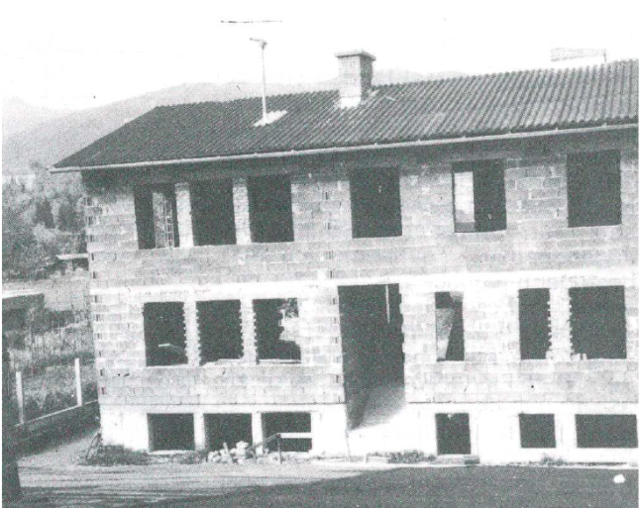 Zwischen 1962 und 1971 errichteten ehrenamtliche Helfer das heutige „Haus der Jugend“, dessen Grundstein der damalige Landeshauptmann Josef Krainer legte. Im Bild: Der Rohbau des „Haus der Jugend“, 1965. | Foto: Archiv Pfadis Trofaiach