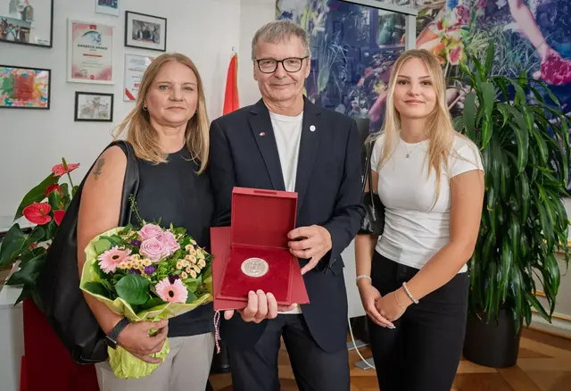 Rockhouse-Urgestein Wolfgang Descho erhielt die Wappenmedaille in Silber der Stadt Salzburg.  | Foto: Stadt Salzburg/Alex Killer