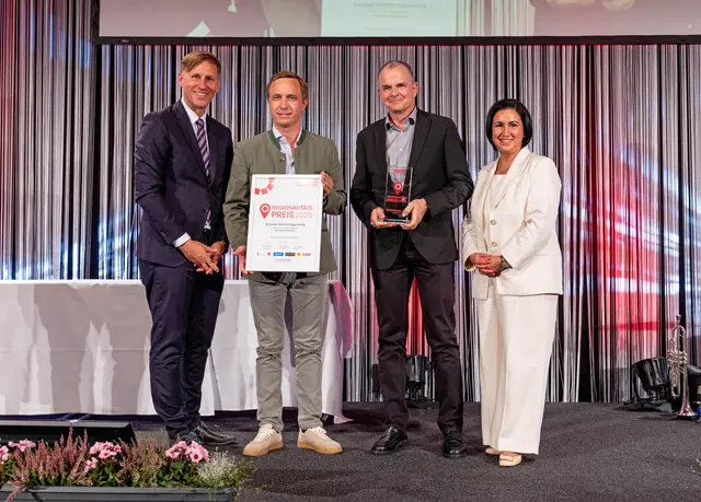 Kategorie Handwerk &amp; Gewerbe: Sparkasse OÖ-Generaldirektorin Stefanie Christine Huber (re.) und MeinBezirk OÖ-Chefredakteur Thomas Winkler (li.) überreichten den Regionalitätspreis an Brauerei Schloss Eggenberg-Chef Hubert Stöhr (2.v.l.) und dem kaufmännischen Leiter Dieter Gabriel.  | Foto: MeinBezirk OÖ/Pils
