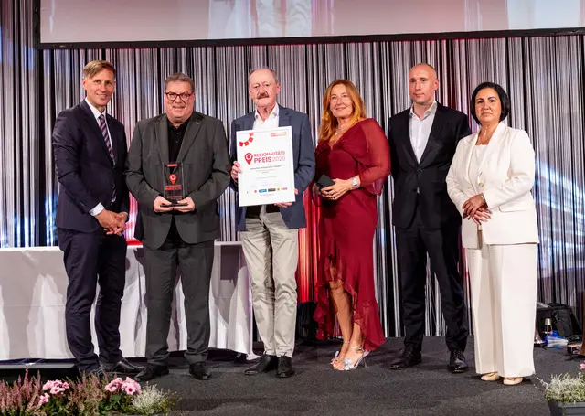 Kategorie Industrie: Sprecher Automation rund um Geschäftsführer Erwin Raffeiner (2.v.l.) freut sich über den Sieg. Der Preis wurde von Sparkasse OÖ-Generaldirektorin Stefanie Christina Huber (re.) und MeinBezirk OÖ-Chefredakteur Thomas Winkler (li.) übergeben.  | Foto: MeinBezirk OÖ/Pils