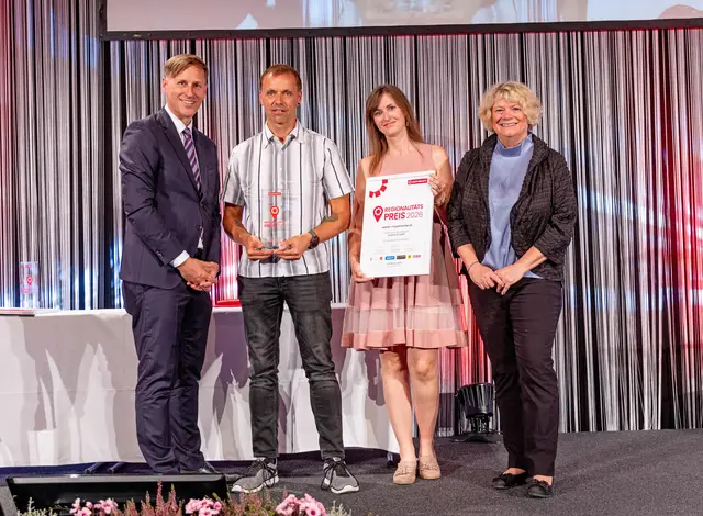 wetter-muehlviertel.at gewann das Online-Voting "Regional &amp; Digital": ÖBB-Railtours-Geschäftsführerin Eva Buzzi (re.) überreichte den Regionalitätspreis mit MeinBezirk OÖ-Chefredakteur Thomas Winkler (li.) an Christian Nimmervoll, der mit seiner Tochter zur Gala kam.   | Foto: MeinBezirk OÖ/Pils