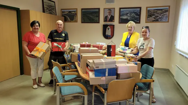 Michaela Raber, Pfarrer Zdravko Gasparic, Verena Dunst und Bianca Horvath freuten sich über die vielen gesammelten Pakete im Gemeindeamt Rauchwart.  | Foto: Michaela Riederer