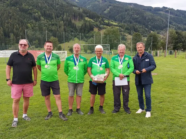 Dorfer Jakob Viezelandesobmann, Rager Günter, Wenger Günter, Rohrmoser Peter,  Obmann Bachmann Franz und Bürgermeister Stefan Aglassinger.
  | Foto: Plattenwerferverein Maishofen