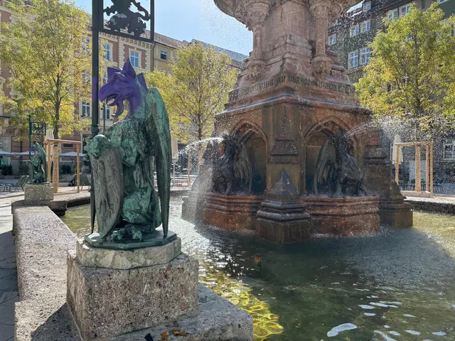 Zwei Statuen am Rudolfsbrunnen wurden vor Kurzem mit Graffiti besprüht. Die Polizei ist laut der Stadt Innsbruck informiert. | Foto: Königer