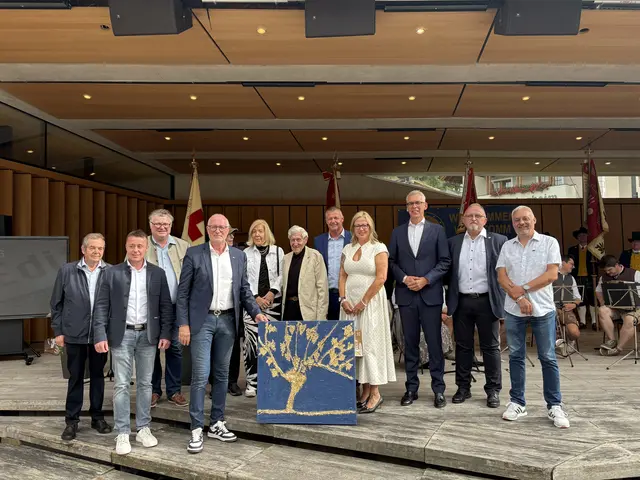 Geschenke wurden an beide Seiten überreicht, im Bild zu sind unter anderem zu sehen: die Bürgermeister Werner Kurz (Ischgl, 4.v.l.) und Michel Gloden (Schengen, 5.v.r.), die Tiroler Landtagsabgeordnete Beate Scheiber (4.v.l.), der luxemburgische Innenminister Léon Gloden (3.v.r.) und einer der beiden Initiatoren: Altbürgermeister Erwin Cimarolli (6.v.r.).  | Foto: Zangerl