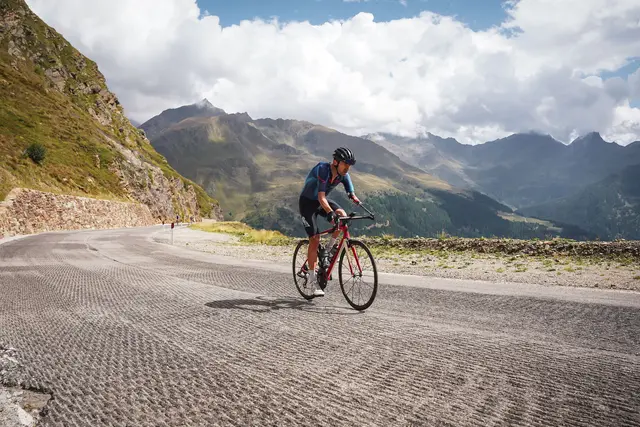 Die Bewältigung der vier Pässe Kühtai, Brenner, Jaufenpass und Timmelsjoch verlangte den Athleten alles ab. | Foto: Sportograf