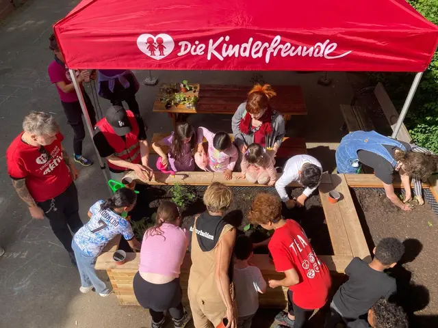 Ehrensache bei den Wiener Kinderfreunden aktiv: Auch die Kinder sind beim gemeinsamen Garteln im Hochbeet natürlich mit dabei. | Foto: Nadine Leitner/Wiener Kinderfreunde