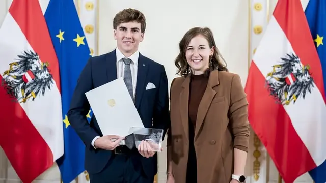 Leo Brandstätter wurde für seinen Einsatz beim Blinden- und Sehbehindertenverband Tirol von Bundesministerin Claudia Bauer ausgezeichnet. | Foto: Bundeskanzleramt