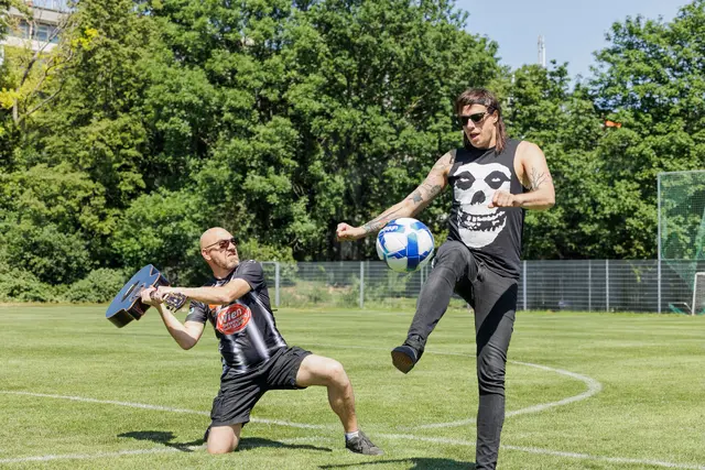 Roman Gregory trifft am Rasen des SV Donau auf Marco Pogo. | Foto: Roland Rudolph