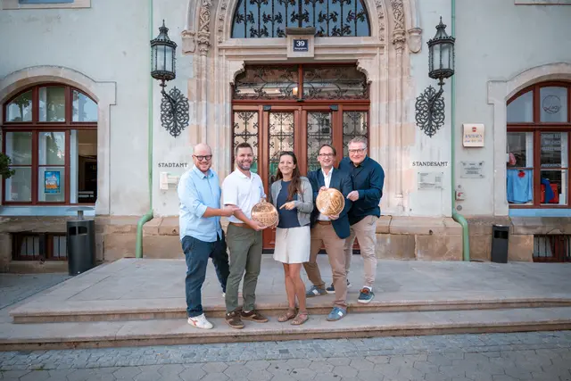 STR Bernd Herzog , 1.VZ -BGM Stefan Hanke, Katrin Moder ( KorneuBuch) , Andreas Minnich 
(Obmann der Wirtschaftskammer -Bezirksstelle Korneuburg -Stockerau) und GR Peter Madlberger. | Foto: Stadtgemeinde Korneuburg