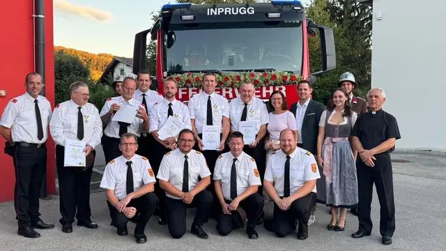 Die Feuerwehr Inprugg konnte am Wochenende doppelt feiern – zuerst ihr neues Fahrzeug und danach das Steckerlfisch-Jubiläum. | Foto: Feuerwehr Inprugg / Giulia Adami