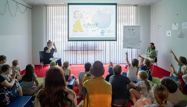 In der Stadtbibliothek Salzburg wurde das neue Kinderbuch „Gaia, Flo &amp; das Welterbe in Salzburg“ von der Autorin Gemma Palacio vorgestellt. Beim Bilderbuchkino lauschten rund 50 Kinder der Geschichte rund um Gaia und Flo.  | Foto: Stadt Salzburg/Alexander Killer