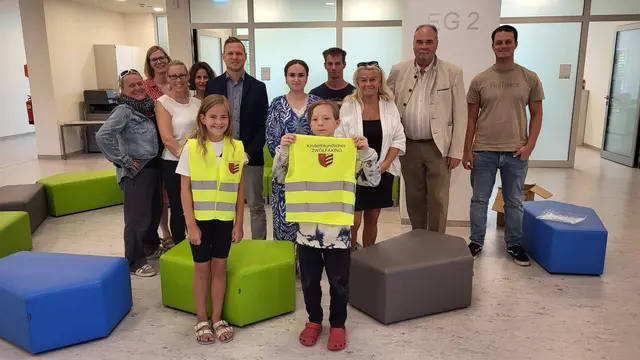 Mit den gut sichtbaren Westen sollen die Kinder auf ihren täglichen Wegen noch besser wahrgenommen werden  | Foto: Gemeinde Zwölfaxing
