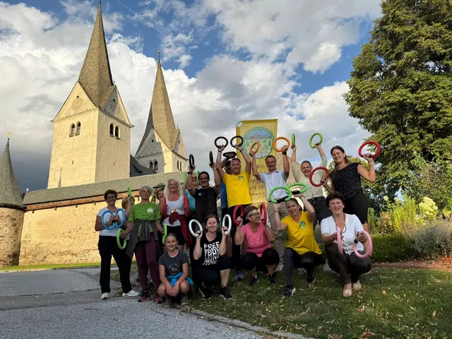 Hannes Kollmann, Michaela Della Pietra, Bürgermeister Anton Napetschnig und die Gemeinderätinnen Claudia Jantschgi, Irmgard Kahn und Romana Glaboniat mit Sportbegeisterten. | Foto: Privat