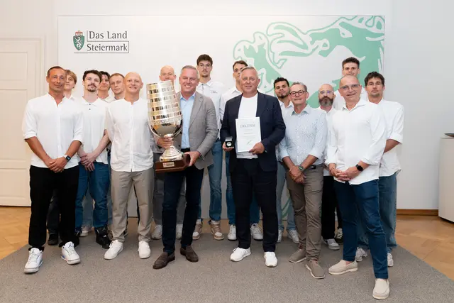 Landeshauptmann Mario Kunasek gratulierte den Kapfenberg Bulls zum insgesamt achten Meistertitel. | Foto: Land Steiermark/Laimer
