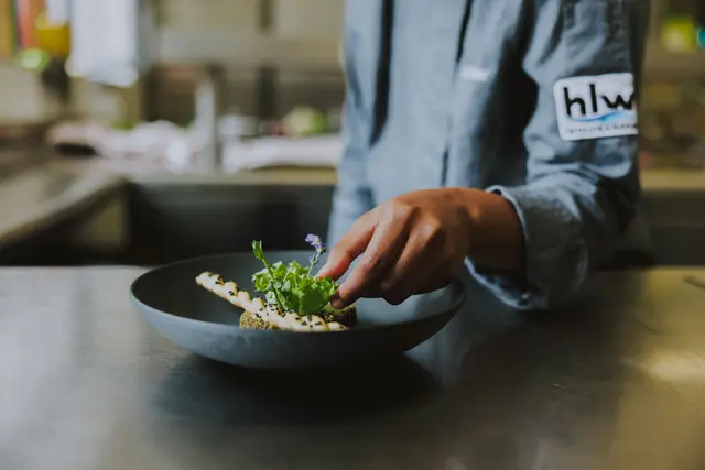 Die Schülerinnen und Schüler setzen sich auch mit Ernährungslehre, Nachhaltigkeit und modernen Food-Trends auseinander. | Foto: HLW Wolfgangsee
