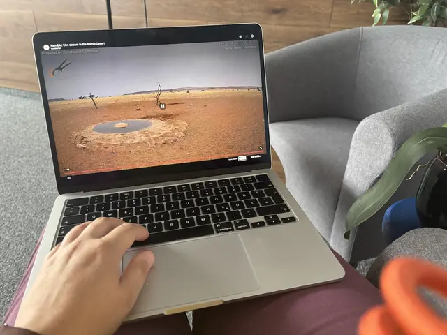 Der Blick in die Welt. Mit Live-Webcams wird das von überall in Salzburg möglich.  | Foto: sabrina moriggl