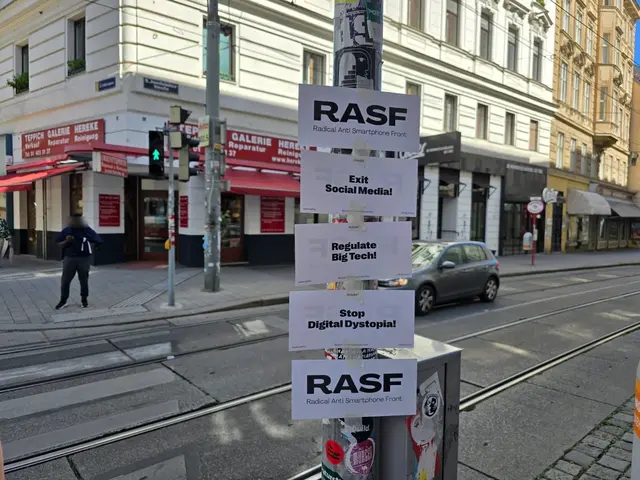Die "Radikale Anti Smartphone Front" (RASF) richtet sich gegen exzessiven Smartphone-Gebrauch. Auch in der Josefstädter Straße wirbt sie mit Plakaten für weniger Bildschirmzeit. | Foto: Lukas Ipirotis/MeinBezirk