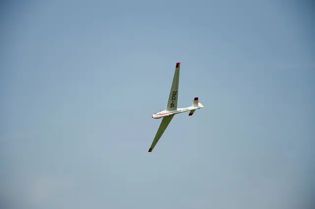 Notlandung in Stams: Ein Segelflieger musste wegen fehlender Thermik auf einem Acker landen. (Symbolbild) | Foto: pexels / Piotrek Wilk