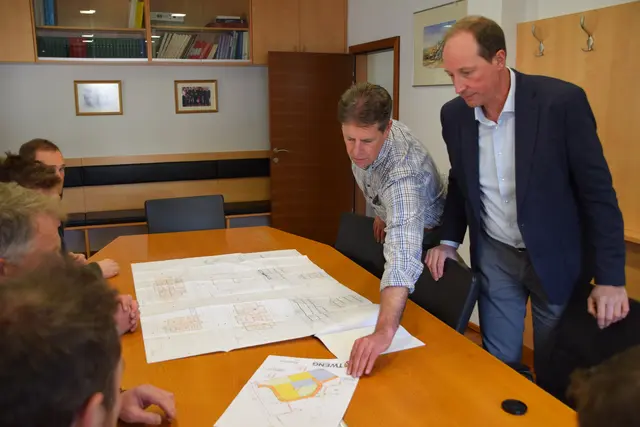 (Archivfoto) Im Bild zu sehen: Bürgermeister Franz Kaml (re.) und Bauamtsleiter Josef Pfeifenberger (2. v. re.), erklärten am 8. April 2025 die Pläne zum Bau des Mehrgenerationenhauses in Tweng. Dieses wurde im Herbst 2025 feierlich in Betrieb genommen. | Foto: meinbezirk.at/lungau