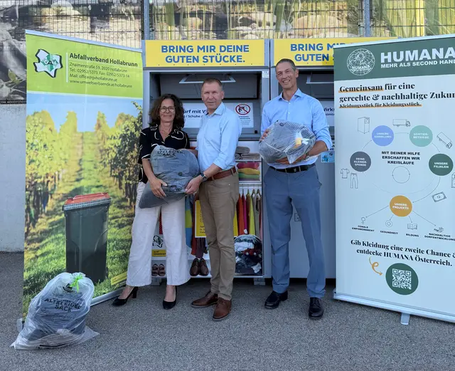 Geschäftsführerin Ing. Angelika Büchler, MSc, Obmann Bgm. Stefan Lang, und Gernot Buczolich-Griess, Vertreter von HUMANA, anlässlich der Kooperation zur Altkleidersammlung im Verwaltungsbezirk Hollabrunn.