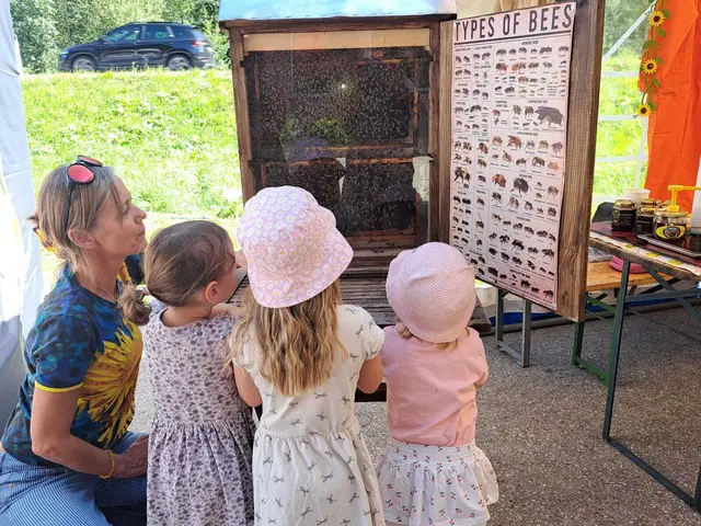Bienenpädagogin Anita Zangerle mit interessiertem Nachwuchs.