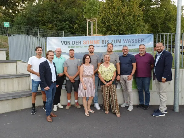 Gemeinsam mit Gemeindevertreterinnen und Gemeindevertretern sowie Projektverantwortlichen wurde die neue Photovoltaikanlage beim Schulzentrum eröffnet. | Foto: Gemeinde