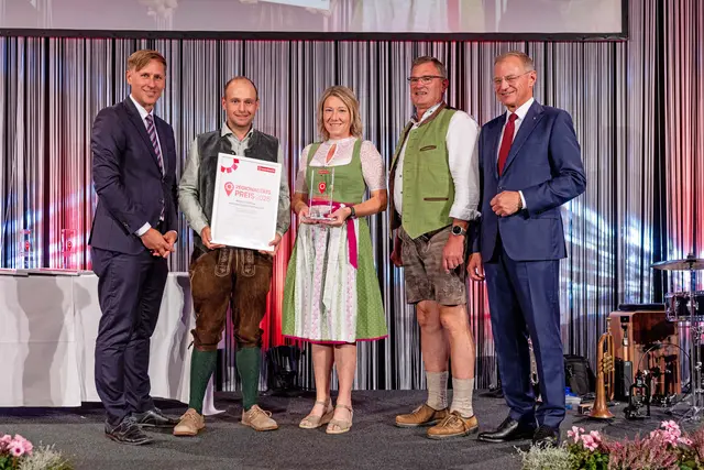 Kategorie Land- &amp; Forstwirtschaft: Landeshauptmann Thomas Stelzer (re.) mit Bezirksjägermeister Franz Auinger  Renate Fürst, Geschäftsführerin des Verbandes Mühlviertler Alm und AlmDrone-Verantwortlicher Mario Thauerböck. | Foto: MeinBezirk OÖ/Pils