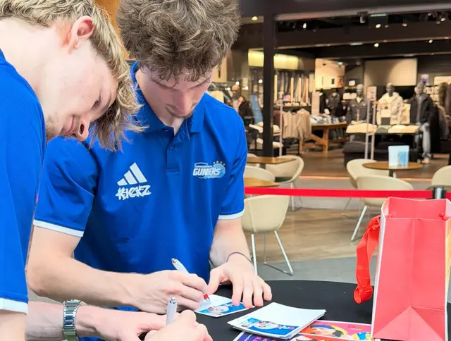 Die Spieler schrieben fleißig Autogramme. | Foto: Gunners